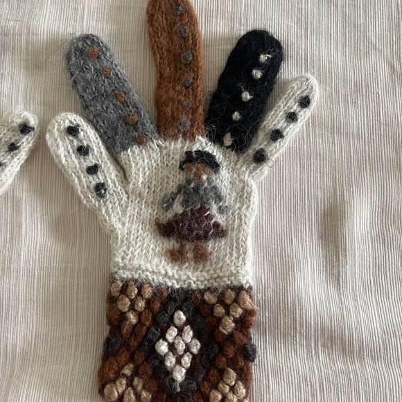 Adorable wool gloves from Peru 🇵🇪 . Size small.  GUC. - Picture 2 of 5